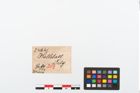 Etikett zu Bronzedreiknopffibel (NHMW-PRAE-024641)